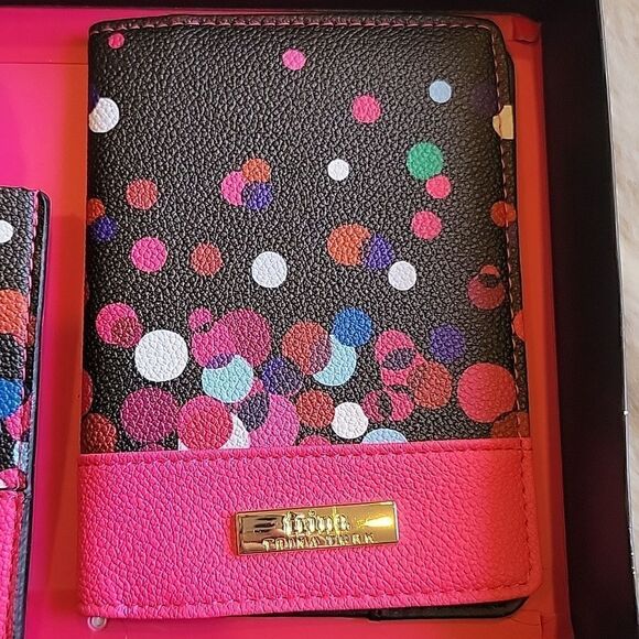 TRINA TURK TRAVEL ACCESSORY SET, PASSPORT COVER AND LUGGAGE TAG - NEW - Picture 4 of 10